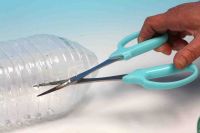 はさみで半分に切る